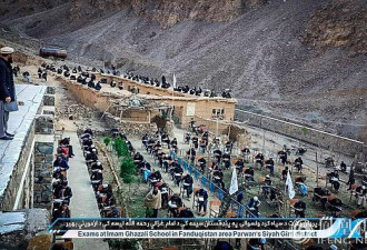 阿富汗学校考场曝光 竟由塔利班提枪监考