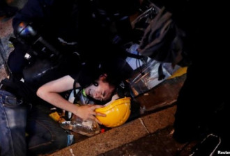 香港警方控告44名示威者暴动罪