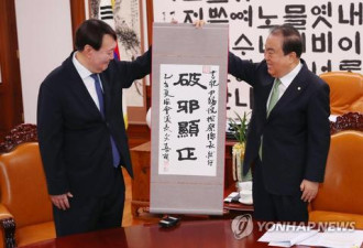 把朴槿惠送监狱的韩国检察总长，获赠四个汉字