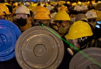 香港抗议：镭射笔成为示威者“武器”引争议