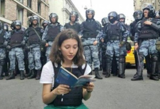 俄罗斯惊现 坐在警察防线前的“天安门少女”
