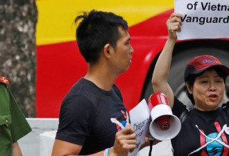 越民众在中使馆前抗议：让世界知道我们的愤怒