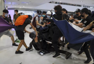 香港激进示威者父母痛心落泪：孩子被人利用了