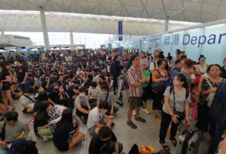 香港机场疑有内鬼 与暴徒“里应外合”霸占机场