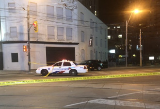 多伦多市中心两人拔刀互刺 1人被拘1人逃命