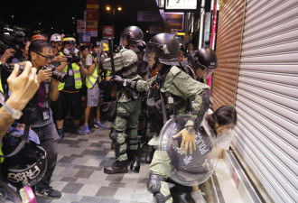 国泰空姐被捕！香港警察尖沙咀驱散示威者