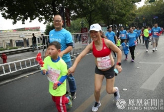 挺5个月孕肚跑马拉松变 杭州女教师成网红