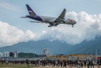 抗议活动升级香港机场被迫关闭 所有航班取消