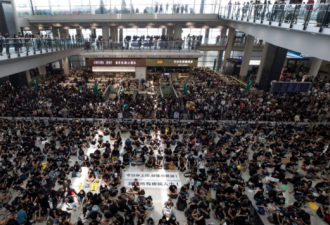 抗议活动升级香港机场被迫关闭 所有航班取消