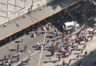 澳洲休旅车蓄意冲撞人群19人伤 人体四处飞