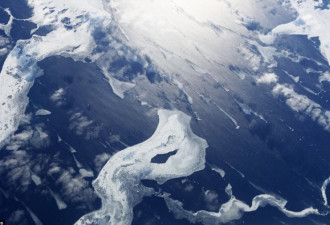 美国拍到神奇画面 南极冰山被蓝色光环包围