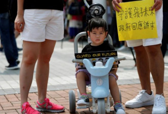 儿童被带上街 百余家庭示威口号孩子的未来
