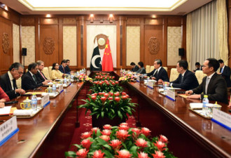 克什米尔动荡升级 王毅同来华巴基斯坦外长会谈