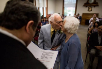 美国94岁男子娶98岁前女市长 女方主动求婚