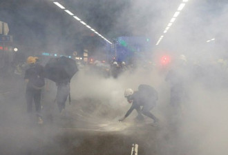 香港抗议进入第十周  警方发催泪弹驱散