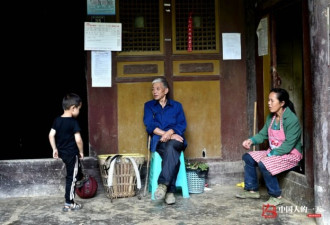 一家五代农民山洞里住百年 政府出资也不愿搬走