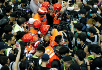 香港警察机场救出被包围中国男子 一度拔枪警告