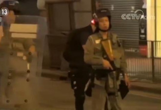 央视记者采访受伤香港警察黄警官 讲述受伤经过