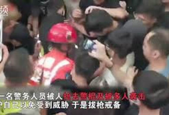 两内地人士在香港机场遭示威者围殴 港警拘5人