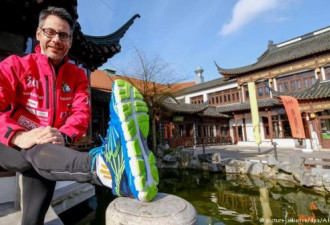 他从德国跑步来中国:跑11249公里 穿烂40双鞋
