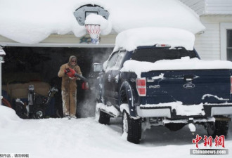 美国小镇1.5米暴雪创纪录 开车出门全靠挖