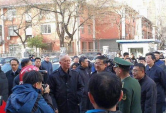 四问京官！蔡奇不倒民怨不散