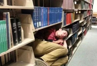 拳打脚踢利器扎眼！刚开学中国留学生遭受种歧