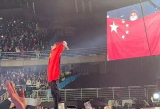 王嘉尔高举国旗，这才是香港年轻人该有的样子