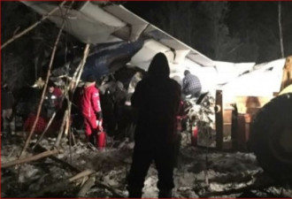 加拿大一飞机昨坠毁：机上25人全部生还