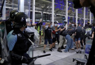 细节：香港抗议者与警方在机场爆发冲突始末