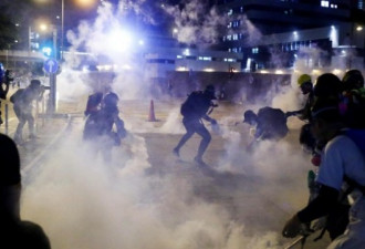 港多处爆激烈警民冲突 警察朝地铁站发催泪弹