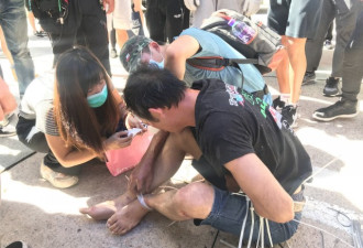 遭示威者围堵捆绑，香港司机忍无可忍冲破路障