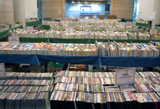 多伦多图书馆大甩卖，市民为买书排队几个小时