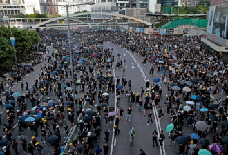 香港总罢工瘫痪城市，警方再射催泪弹驱示威者