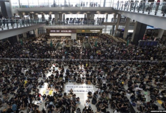 香港静坐抗议活动星期一使香港机场陷入瘫痪