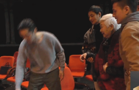 胡歌跪地给89岁奶奶签名,鼓励粉丝走出抑郁症