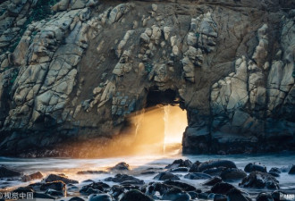 加州菲佛海滩现美国版“金光穿洞”奇观
