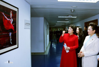 彭丽媛与韩第一夫人参观国家大剧院 穿衣优雅