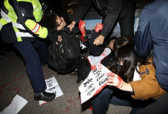 台湾跨年夜不平静 “总统府”前遭泼红漆