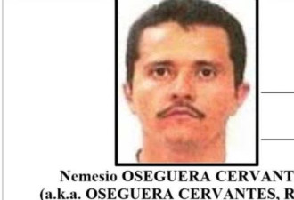 墨西哥大毒枭古斯曼的手下震慑对手 扛出AK47