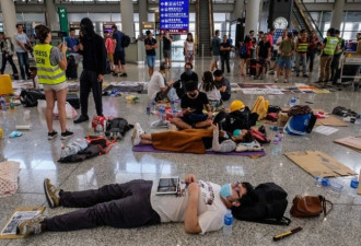 低头了！香港抗议者就机场暴力事件登报道歉