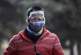 实拍寒潮后的中国东北：民众似“行走的雪人”