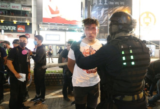 香港警察嫁祸被抓现行，偷插竹棍入示威者背包