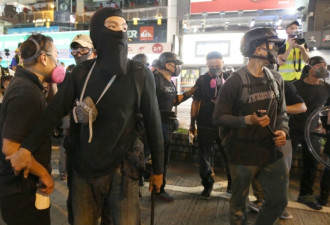 香港警察嫁祸被抓现行，偷插竹棍入示威者背包
