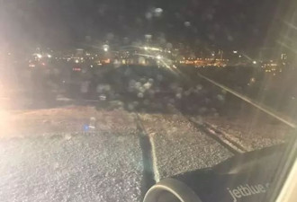 惊险一幕！波士顿一客机冲出跑道，因雪太大