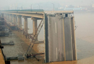 货船撞断九江大桥 牵出疑似豆腐渣工程