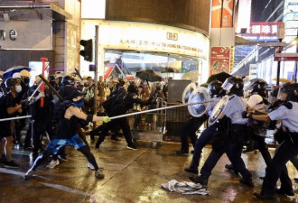 投掷砖头汽油弹、照激光 香港警方拘捕36人
