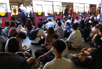 不受伤流血被捕 香港教师集体上街 提五大诉求