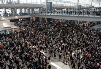香港机场到底发生什么？良知与是非被踩死踩烂