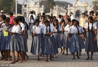 印度一校长强迫150多名女生剪短发 引家长抗议